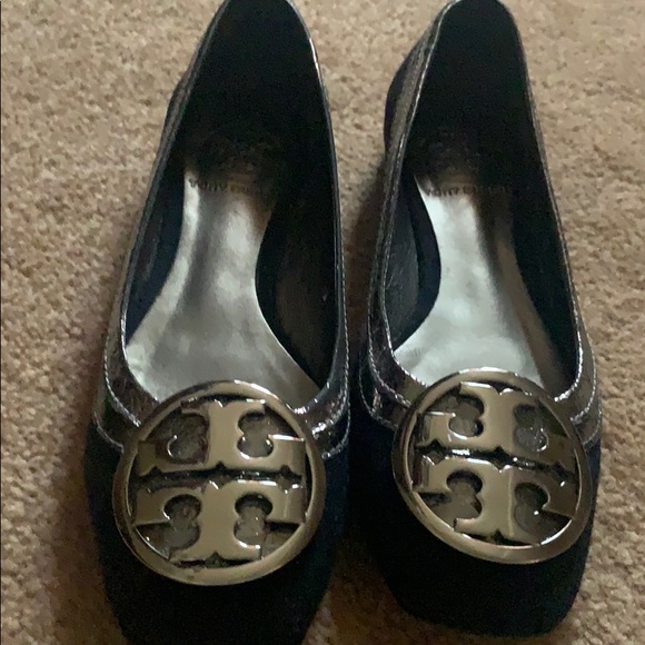 TORY BURCH 5.5 M SILVER LOGO BUCKLE FLATS SHOES - Picture 4 of 16